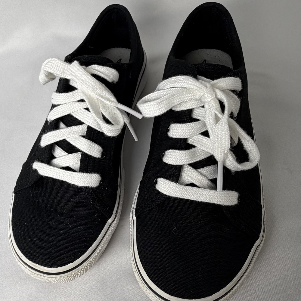 Wonder Nation Black and White Memory Foam Sneakers Size 4